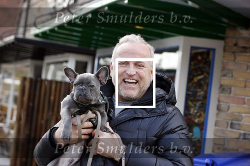 Blaricum 13 april 2021
Gordon met zijn hondje Toto in het centrum van Blaricum