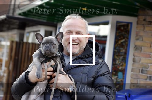 Blaricum 13 april 2021
Gordon met zijn hondje Toto in het centrum van Blaricum