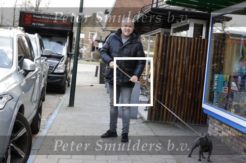 Blaricum 13 april 2021
Gordon met zijn hondje Toto in het centrum van Blaricum