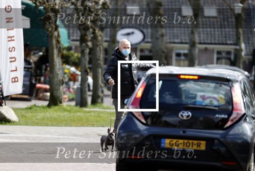 Blaricum 13 april 2021
Gordon met zijn hondje Toto in het centrum van Blaricum
