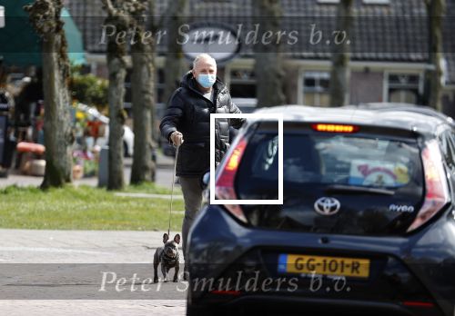Blaricum 13 april 2021
Gordon met zijn hondje Toto in het centrum van Blaricum