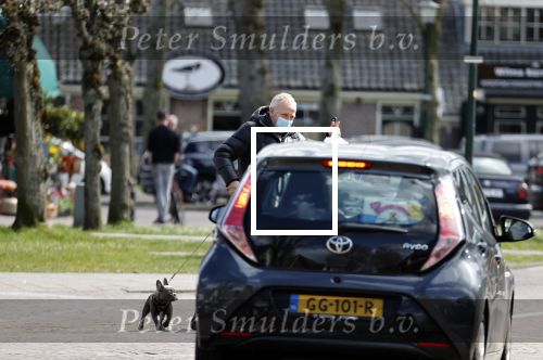 Blaricum 13 april 2021
Gordon met zijn hondje Toto in het centrum van Blaricum