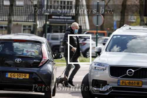 Blaricum 13 april 2021
Gordon met zijn hondje Toto in het centrum van Blaricum