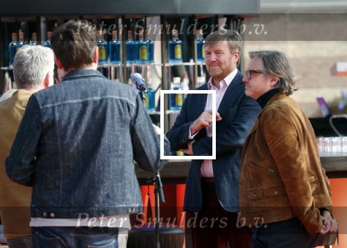 Den Haag 28 april 2021
Concert the streamers bij paleis Noordeinde. Koning Willem Alexander Koningin Maxima prinses Amalia Alexia Ariane zijn aanwezig . The streamers bestaan oa uit Guus Meeuwis Thomas Acda Paul deMunnik Roel v Velzen Raycoon Nick Schilder Simon Keizer Paul de Leeuw Davina Michelle Rolf Sanchez Maan Suzanne en Freek Armin v Buuren Danny Vera Sanne Hans (Miss Montreal) Duncan Laurence Frank Lammers Diggy Dex Kraantje Pappie