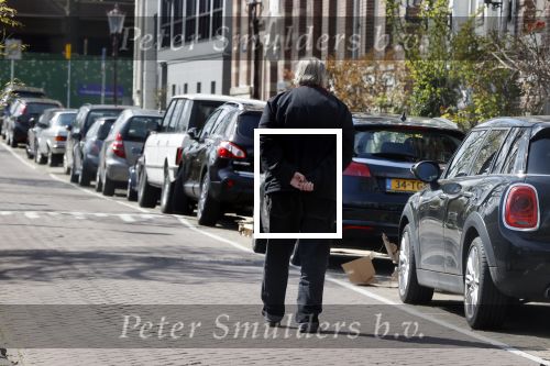 Amsterdam 15 april 2021
Hans v d Togt laat zijn hond uit.
