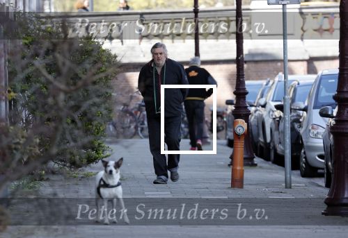 Amsterdam 15 april 2021
Hans v d Togt laat zijn hond uit.