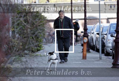 Amsterdam 15 april 2021
Hans v d Togt laat zijn hond uit.