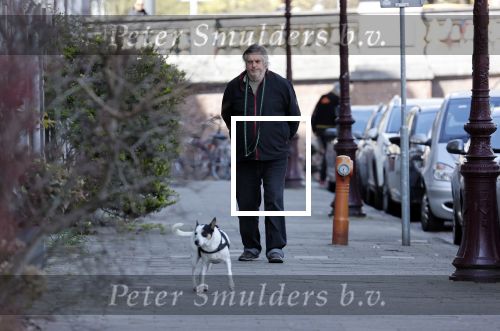 Amsterdam 15 april 2021
Hans v d Togt laat zijn hond uit.