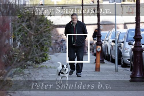 Amsterdam 15 april 2021
Hans v d Togt laat zijn hond uit.