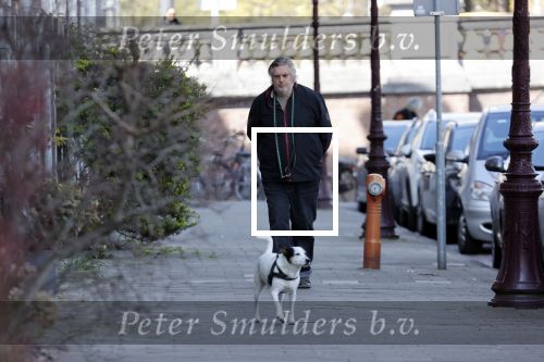 Amsterdam 15 april 2021
Hans v d Togt laat zijn hond uit.