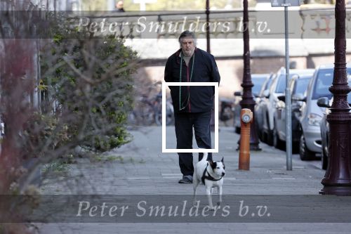 Amsterdam 15 april 2021
Hans v d Togt laat zijn hond uit.
