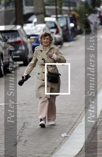 Amsterdam 3 mei 2021
Hedy d Ancona wandelend op straat in het centrum van Amsterdam