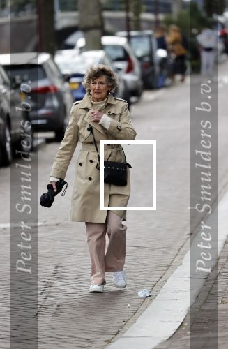 Amsterdam 3 mei 2021
Hedy d Ancona wandelend op straat in het centrum van Amsterdam