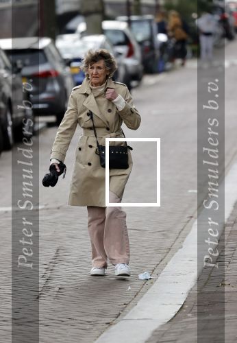 Amsterdam 3 mei 2021
Hedy d Ancona wandelend op straat in het centrum van Amsterdam