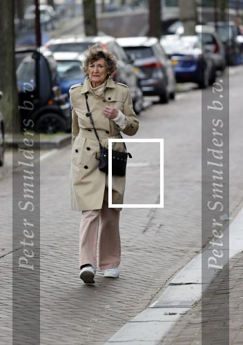 Amsterdam 3 mei 2021
Hedy d Ancona wandelend op straat in het centrum van Amsterdam