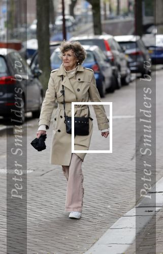 Amsterdam 3 mei 2021
Hedy d Ancona wandelend op straat in het centrum van Amsterdam