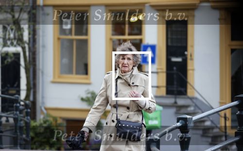 Amsterdam 3 mei 2021
Hedy d Ancona wandelend op straat in het centrum van Amsterdam