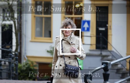 Amsterdam 3 mei 2021
Hedy d Ancona wandelend op straat in het centrum van Amsterdam