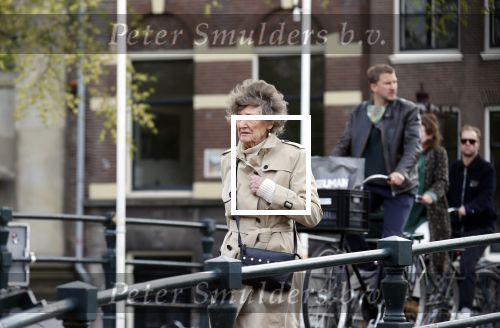Amsterdam 3 mei 2021
Hedy d Ancona wandelend op straat in het centrum van Amsterdam