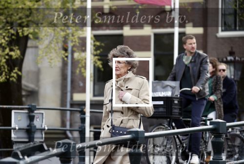 Amsterdam 3 mei 2021
Hedy d Ancona wandelend op straat in het centrum van Amsterdam