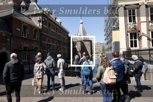 Den Haag 26 april 2021
Minister president Mark Rutte vertrekt met zijn auto vanaf het torentje. Er staan veel mensen te kijken.