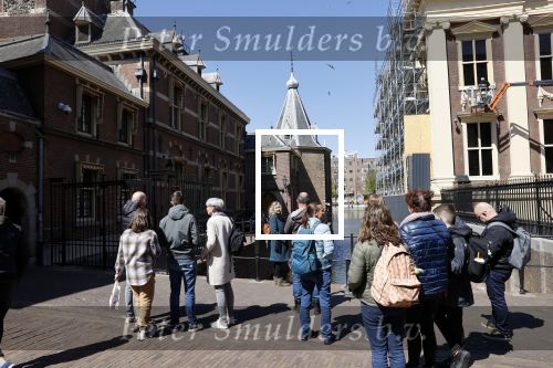 Den Haag 26 april 2021
Minister president Mark Rutte vertrekt met zijn auto vanaf het torentje. Er staan veel mensen te kijken.
