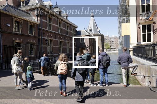 Den Haag 26 april 2021
Minister president Mark Rutte vertrekt met zijn auto vanaf het torentje. Er staan veel mensen te kijken.