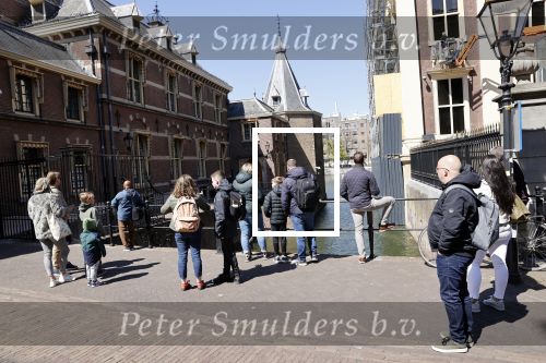 Den Haag 26 april 2021
Minister president Mark Rutte vertrekt met zijn auto vanaf het torentje. Er staan veel mensen te kijken.