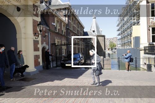Den Haag 26 april 2021
Minister president Mark Rutte vertrekt met zijn auto vanaf het torentje. Er staan veel mensen te kijken.