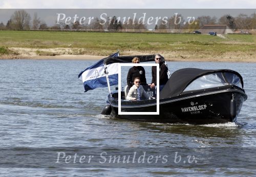 Deventer 15 april 2021
Jacques Herb vaart met een sloep en gasten daarop door Deventer.