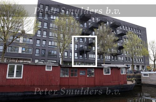 Amsterdam 11 mei 2021
In dit complex heeft Jeangu Macrooy  een appartement/ huis