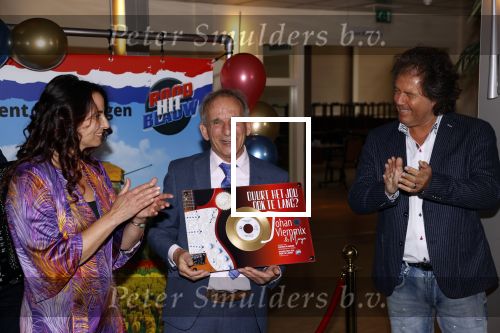 Nijkerk 22 mei 2021
Rene le Blanc overhandigt Johan Vlemmix award voor uitbrengen 175 cd \'s