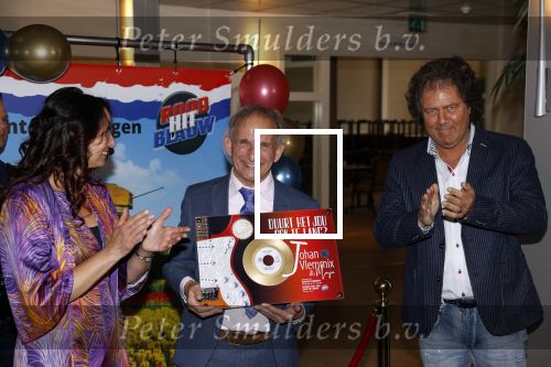 Nijkerk 22 mei 2021
Rene le Blanc overhandigt Johan Vlemmix award voor uitbrengen 175 cd \'s