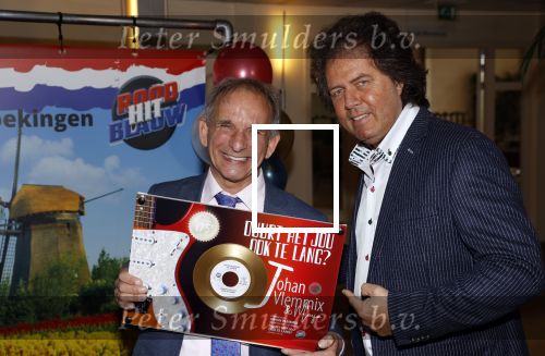 Nijkerk 22 mei 2021
Rene le Blanc overhandigt Johan Vlemmix award voor uitbrengen 175 cd \'s