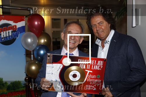 Nijkerk 22 mei 2021
Rene le Blanc overhandigt Johan Vlemmix award voor uitbrengen 175 cd \'s