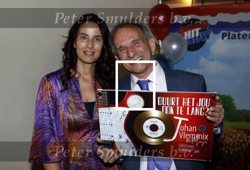 Nijkerk 22 mei 2021
Rene le Blanc overhandigt Johan Vlemmix award voor uitbrengen 175 cd \'s