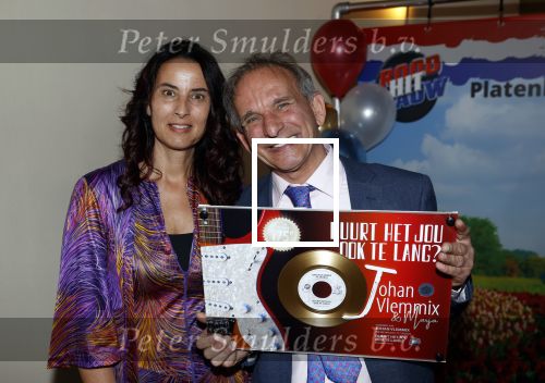 Nijkerk 22 mei 2021
Rene le Blanc overhandigt Johan Vlemmix award voor uitbrengen 175 cd \'s