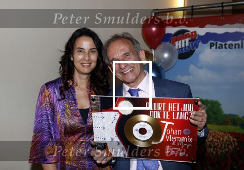 Nijkerk 22 mei 2021
Rene le Blanc overhandigt Johan Vlemmix award voor uitbrengen 175 cd \'s