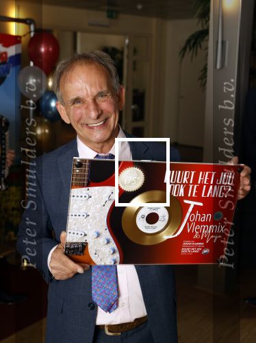 Nijkerk 22 mei 2021
Rene le Blanc overhandigt Johan Vlemmix award voor uitbrengen 175 cd \'s