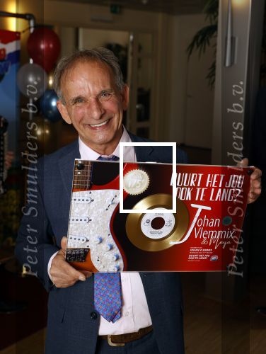 Nijkerk 22 mei 2021
Rene le Blanc overhandigt Johan Vlemmix award voor uitbrengen 175 cd \'s