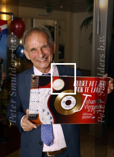 Nijkerk 22 mei 2021
Rene le Blanc overhandigt Johan Vlemmix award voor uitbrengen 175 cd \'s