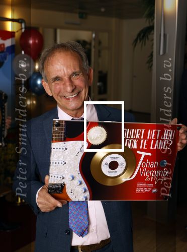 Nijkerk 22 mei 2021
Rene le Blanc overhandigt Johan Vlemmix award voor uitbrengen 175 cd \'s