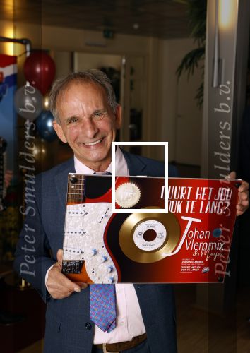 Nijkerk 22 mei 2021
Rene le Blanc overhandigt Johan Vlemmix award voor uitbrengen 175 cd \'s