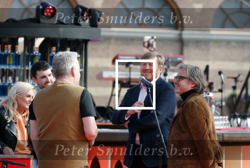 Den Haag 28 april 2021
Concert the streamers bij paleis Noordeinde. Koning Willem Alexander Koningin Maxima prinses Amalia Alexia Ariane zijn aanwezig . The streamers bestaan oa uit Guus Meeuwis Thomas Acda Paul deMunnik Roel v Velzen Raycoon Nick Schilder Simon Keizer Paul de Leeuw Davina Michelle Rolf Sanchez Maan Suzanne en Freek Armin v Buuren Danny Vera Sanne Hans (Miss Montreal) Duncan Laurence Frank Lammers Diggy Dex Kraantje Pappie