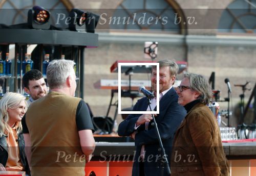 Den Haag 28 april 2021
Concert the streamers bij paleis Noordeinde. Koning Willem Alexander Koningin Maxima prinses Amalia Alexia Ariane zijn aanwezig . The streamers bestaan oa uit Guus Meeuwis Thomas Acda Paul deMunnik Roel v Velzen Raycoon Nick Schilder Simon Keizer Paul de Leeuw Davina Michelle Rolf Sanchez Maan Suzanne en Freek Armin v Buuren Danny Vera Sanne Hans (Miss Montreal) Duncan Laurence Frank Lammers Diggy Dex Kraantje Pappie