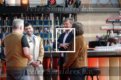 Den Haag 28 april 2021
Concert the streamers bij paleis Noordeinde. Koning Willem Alexander Koningin Maxima prinses Amalia Alexia Ariane zijn aanwezig . The streamers bestaan oa uit Guus Meeuwis Thomas Acda Paul deMunnik Roel v Velzen Raycoon Nick Schilder Simon Keizer Paul de Leeuw Davina Michelle Rolf Sanchez Maan Suzanne en Freek Armin v Buuren Danny Vera Sanne Hans (Miss Montreal) Duncan Laurence Frank Lammers Diggy Dex Kraantje Pappie