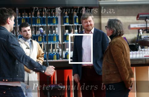 Den Haag 28 april 2021
Concert the streamers bij paleis Noordeinde. Koning Willem Alexander Koningin Maxima prinses Amalia Alexia Ariane zijn aanwezig . The streamers bestaan oa uit Guus Meeuwis Thomas Acda Paul deMunnik Roel v Velzen Raycoon Nick Schilder Simon Keizer Paul de Leeuw Davina Michelle Rolf Sanchez Maan Suzanne en Freek Armin v Buuren Danny Vera Sanne Hans (Miss Montreal) Duncan Laurence Frank Lammers Diggy Dex Kraantje Pappie