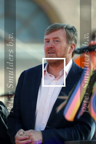 Den Haag 28 april 2021
Concert the streamers bij paleis Noordeinde. Koning Willem Alexander Koningin Maxima prinses Amalia Alexia Ariane zijn aanwezig . The streamers bestaan oa uit Guus Meeuwis Thomas Acda Paul deMunnik Roel v Velzen Raycoon Nick Schilder Simon Keizer Paul de Leeuw Davina Michelle Rolf Sanchez Maan Suzanne en Freek Armin v Buuren Danny Vera Sanne Hans (Miss Montreal) Duncan Laurence Frank Lammers Diggy Dex Kraantje Pappie