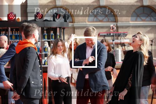 Den Haag 28 april 2021
Concert the streamers bij paleis Noordeinde. Koning Willem Alexander Koningin Maxima prinses Amalia Alexia Ariane zijn aanwezig . The streamers bestaan oa uit Guus Meeuwis Thomas Acda Paul deMunnik Roel v Velzen Raycoon Nick Schilder Simon Keizer Paul de Leeuw Davina Michelle Rolf Sanchez Maan Suzanne en Freek Armin v Buuren Danny Vera Sanne Hans (Miss Montreal) Duncan Laurence Frank Lammers Diggy Dex Kraantje Pappie
