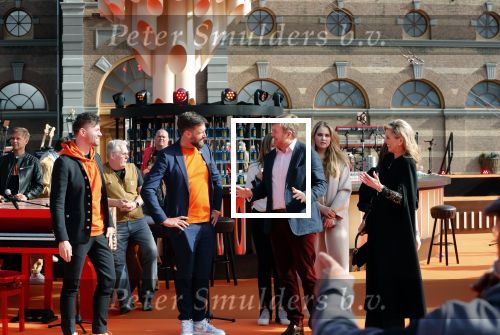Den Haag 28 april 2021
Concert the streamers bij paleis Noordeinde. Koning Willem Alexander Koningin Maxima prinses Amalia Alexia Ariane zijn aanwezig . The streamers bestaan oa uit Guus Meeuwis Thomas Acda Paul deMunnik Roel v Velzen Raycoon Nick Schilder Simon Keizer Paul de Leeuw Davina Michelle Rolf Sanchez Maan Suzanne en Freek Armin v Buuren Danny Vera Sanne Hans (Miss Montreal) Duncan Laurence Frank Lammers Diggy Dex Kraantje Pappie